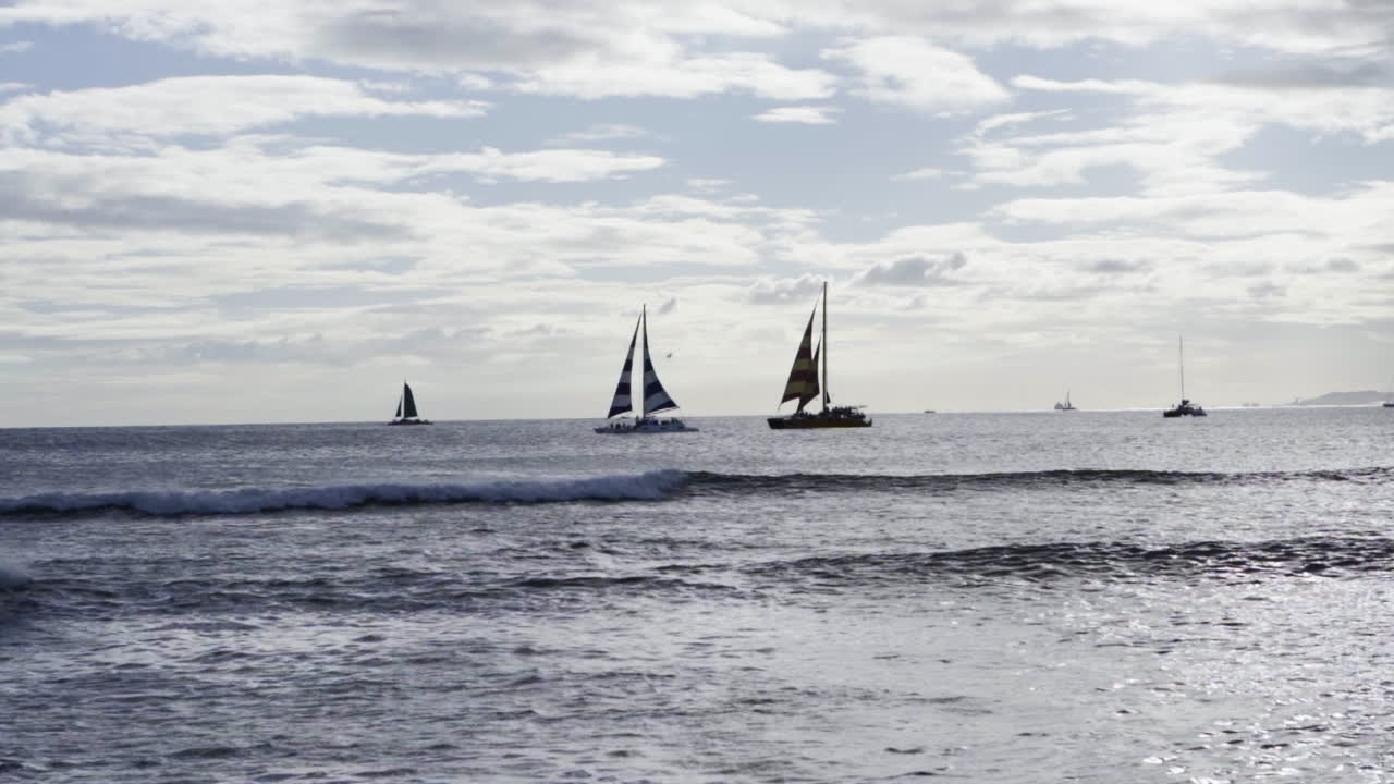 olas y barcos en el mar de waikiki