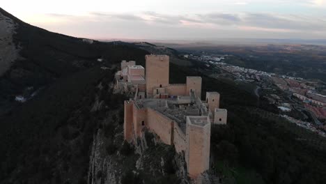 西班牙圣卡塔琳娜城堡 (jaen's castle) 拍摄时速 4k 24fps 的无人机,从12月的一个下午的多个点显示外观和城市