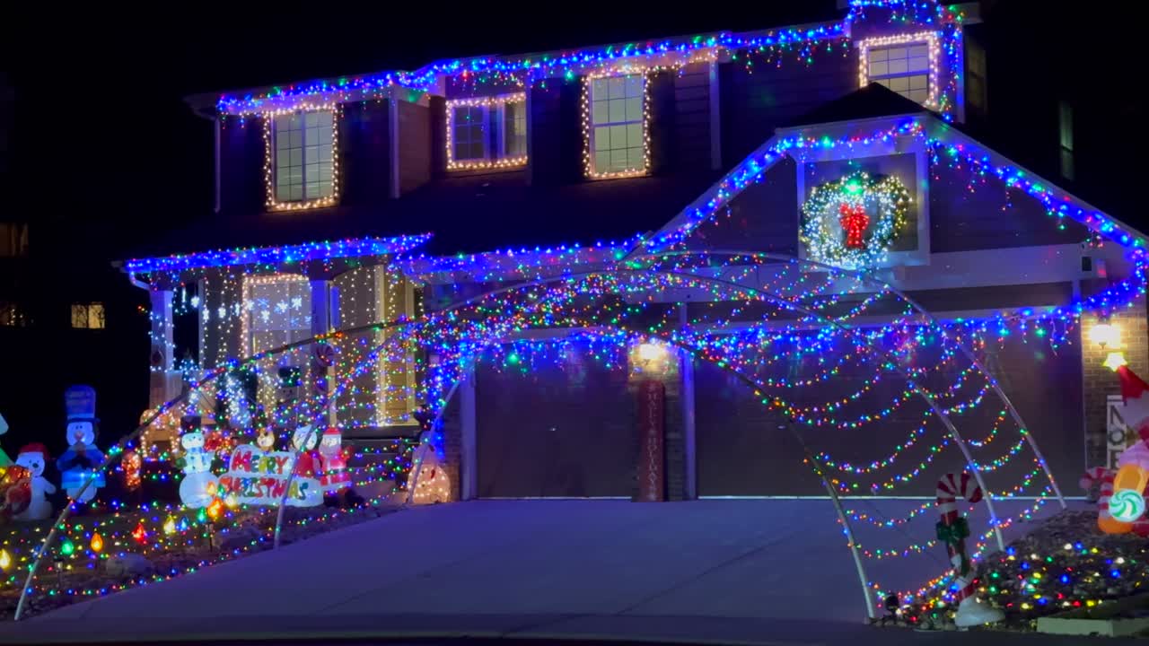 메리 크리스마스 하우스 트리 행복한 휴일 장식 하이랜드 랜치 덴버 콜로라도 미국 밤 시간 밝은 활기찬 파란 터널 조명 집에 매달린 이웃 느린  왼쪽 파랄락스 움직임