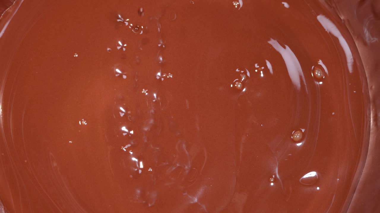 Cioccolato che si scioglie con bolle e increspature visibili