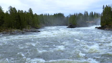 la cascada de ristafallet en la parte occidental de jamtland está catalogada como una de las cascadas más hermosas de suecia.