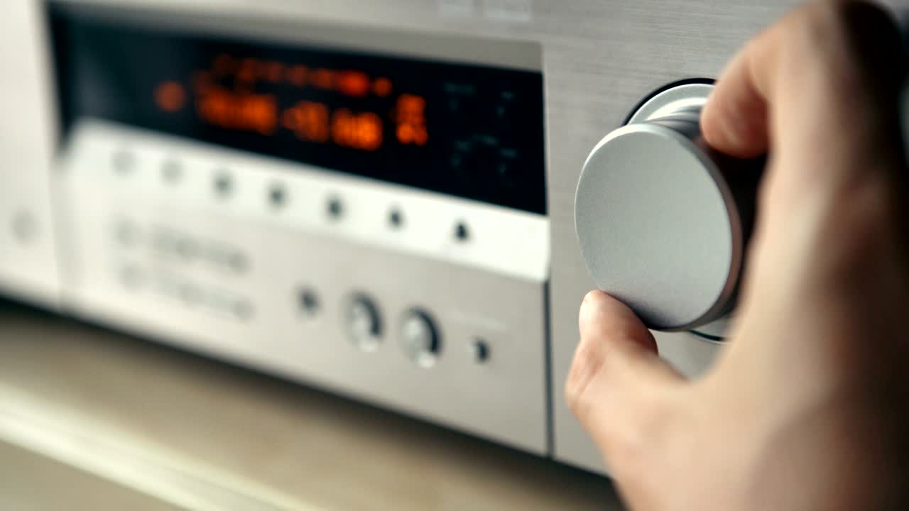 손으로 증폭기 볼 조절기를 회전시키고 소음을 조정하는 4k 2160p 영상