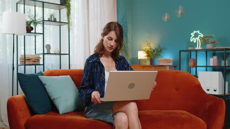 una joven independiente abre una computadora portátil comienza a trabajar educación en la computadora portatil hace compras en línea