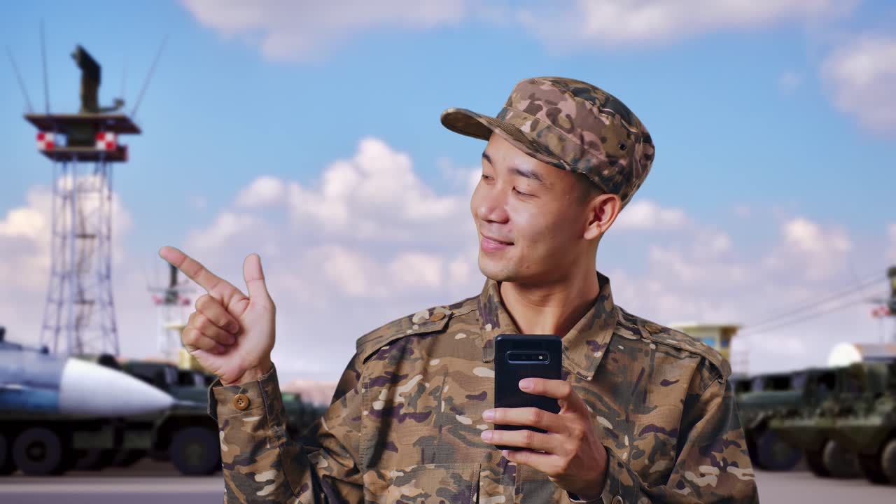 스마트폰을 들고 미소 짓는 군인