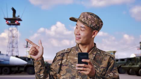 soldado sonriente con teléfono inteligente