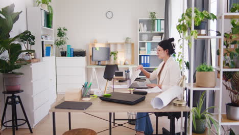 Selbstbewusste-Frau-Beginnt-Ihre-Arbeit-Im-Büro