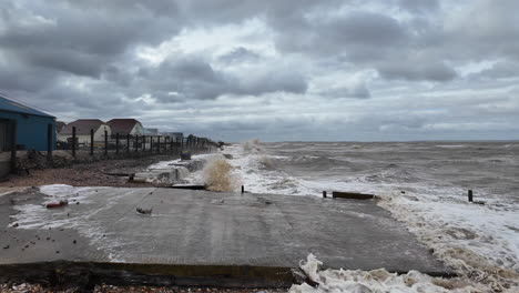 las tormentas, más de 50 millas por hora, vientos de fuerza de tormenta y mareas altas del mar del norte golpearon la costa inglesa en seasalter, nr whitstable en la costa de kent de inglaterra el 26 de febrero de 2024.