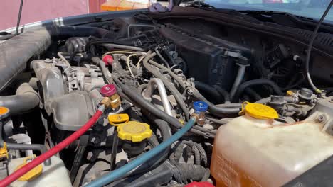 Recarga-De-Refrigerante-En-Coche-Con-Tubos-Rojos-Y-Verdes-Para-Aire-Acondicionado