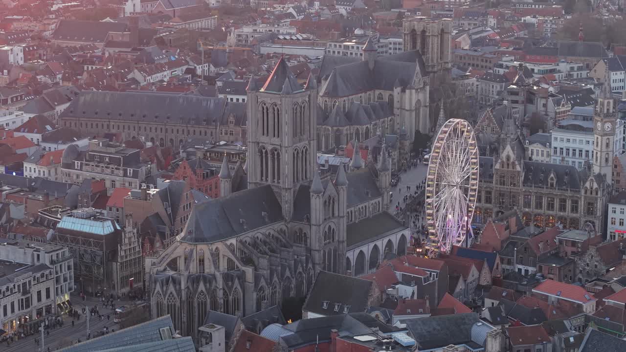 Un pomeriggio di festa a Gand catturato da un drone, che sorvola il centro storico, i monumenti e la ruota di Natale