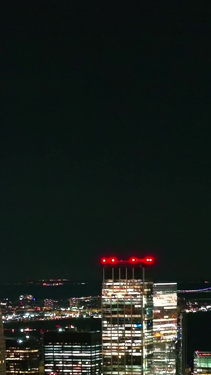 Primo piano della guglia del One World Trade Center di notte