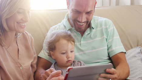 Papá-Y-Madre-Mostrando-Una-Tableta-Digital-A-Su-Hijo.