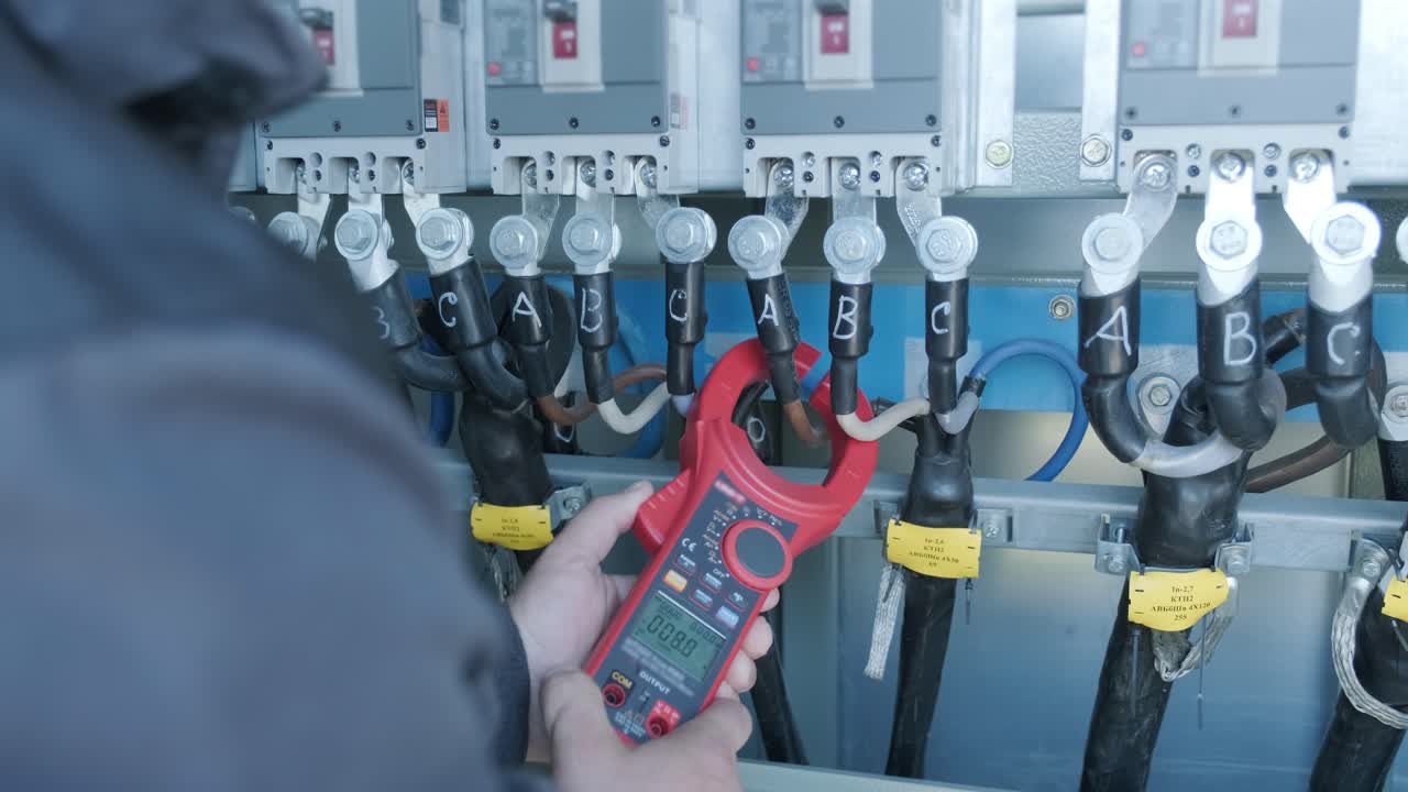 태양 전지 패널 스위치 기기 구역의 작동 전압 수준을 확인합니다.