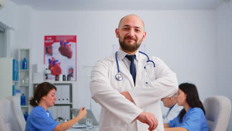 retrato de un joven médico sonriendo a la cámara