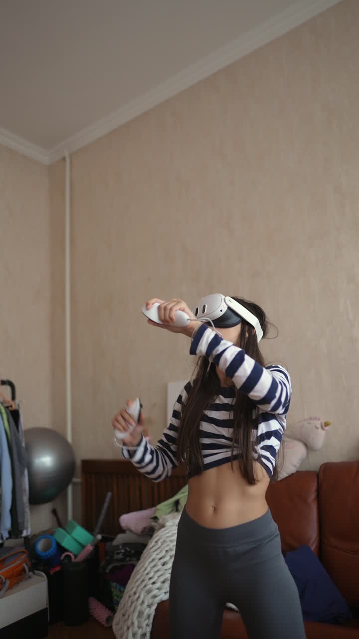 mujer jugando al juego vr en casa