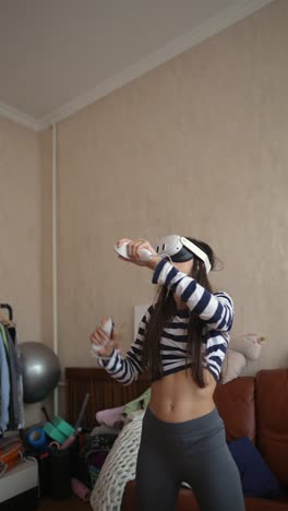 mujer jugando al juego vr en casa