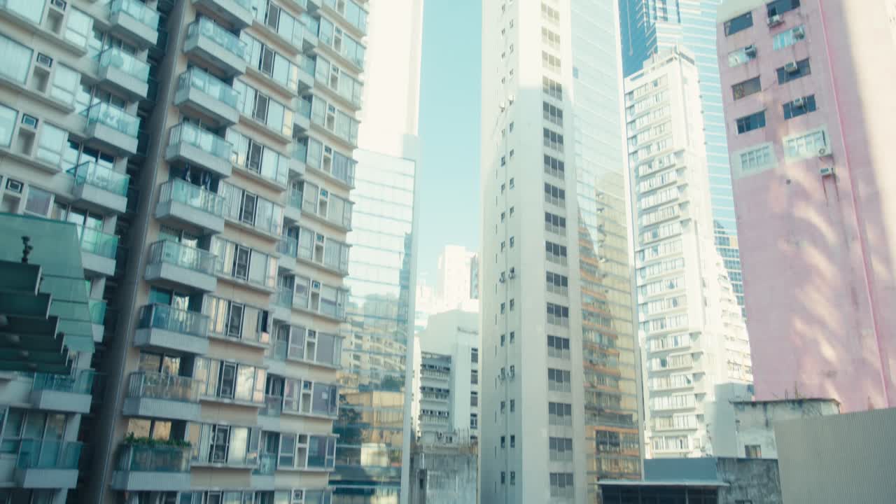 Arranha-céus de Hong Kong sob um céu diurno brilhante