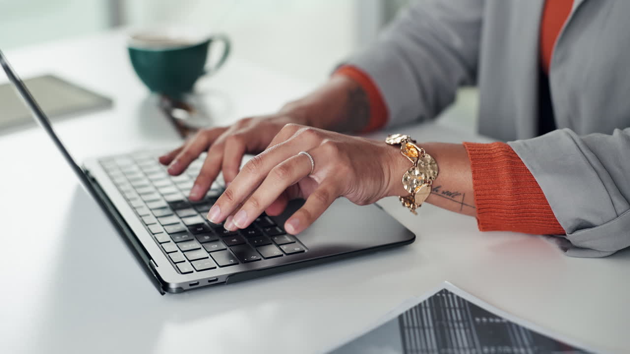 Wanita bekerja di laptop di meja