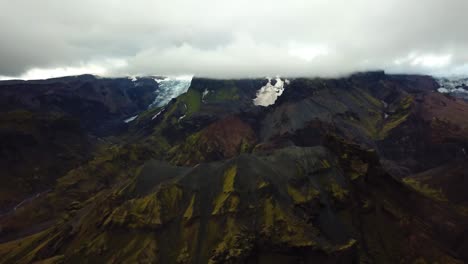 vista panorámica aérea de las montañas y el paisaje glaciar, en la zona de fimmvörðuháls, islandia