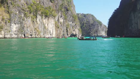 flotando en un barco en la bahía de la isla de phi phi leh