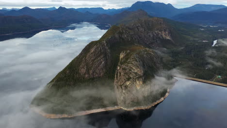 Imágenes-De-Drones-Lentos-Alrededor-Del-Lago-Macintosh-En-Tasmania-En-Australia