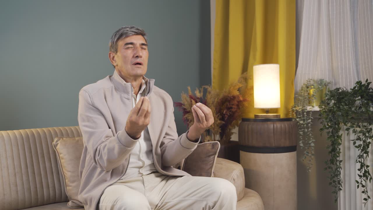 카메라를 쳐다보며 명상하는 노인.