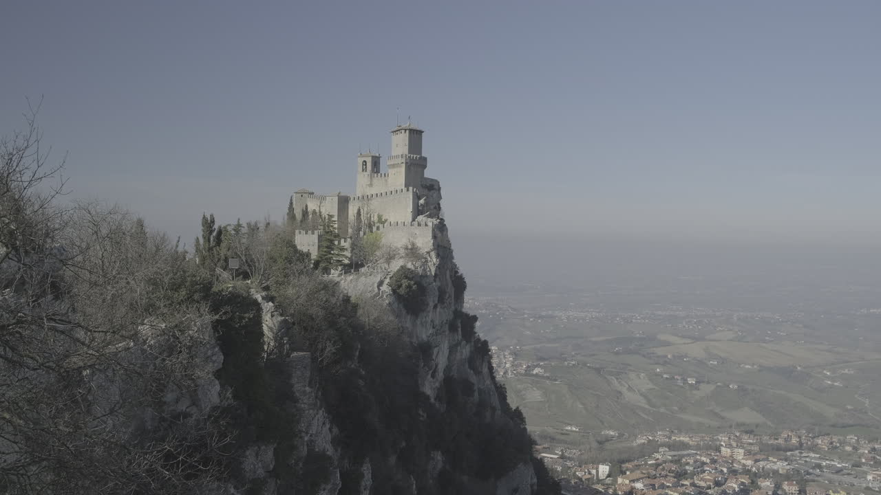 castel del monte en la cima de una montaña