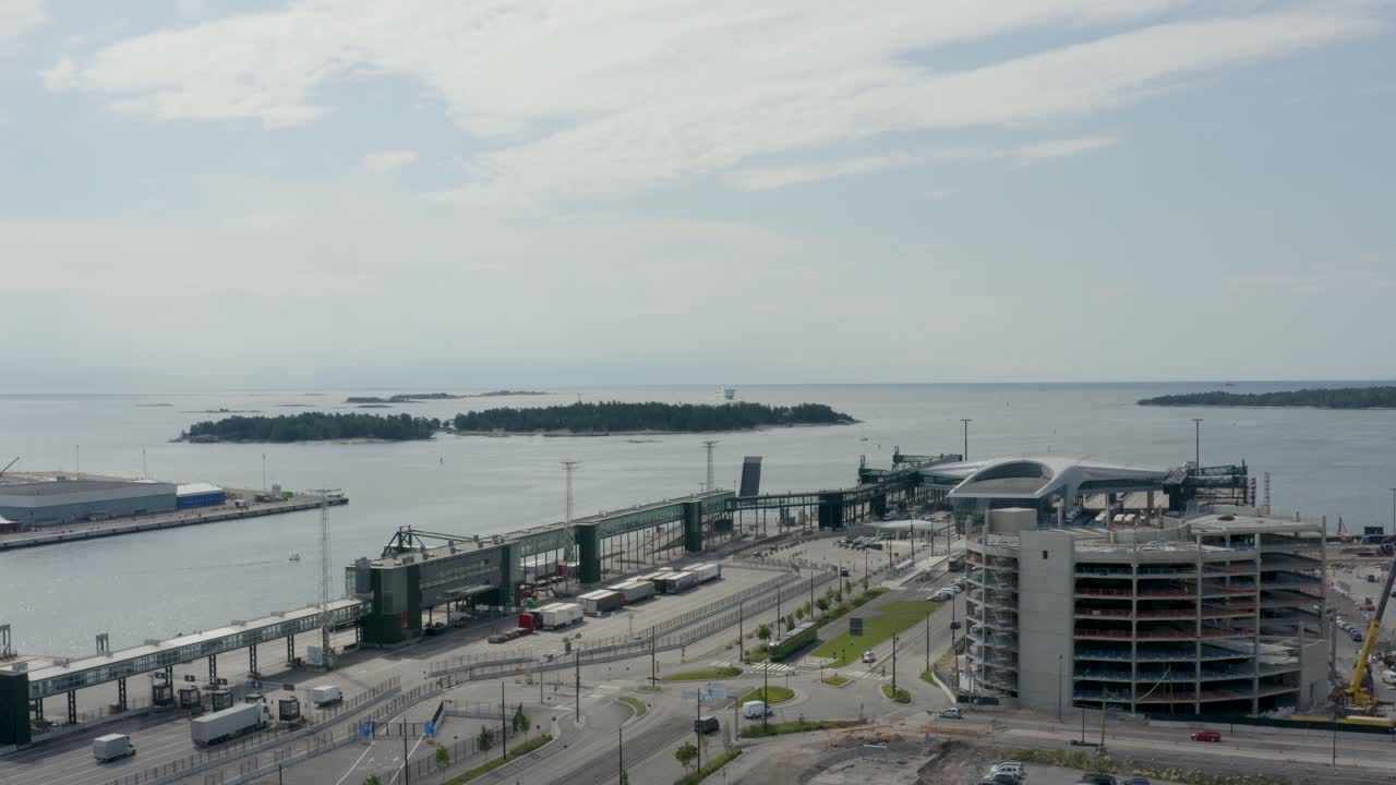 panorámica aérea lenta de edificios y puerto en helsinki, finlandia