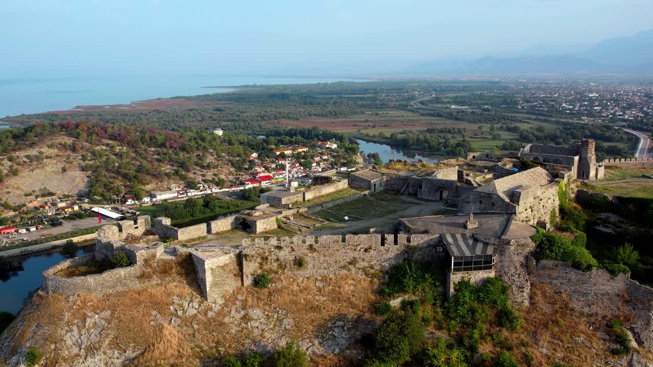 Arnavutluk'un İşkodra şehrindeki Rozafa Kalesi'nin altın saatte çekilmiş geniş açılı havadan görünümü