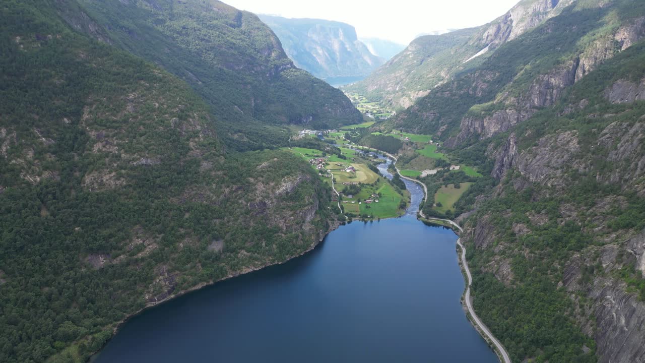 Lago Vassbygdevatnet in Norvegia, Aurland, Vestland - Riprese aeree con inclinazione verso l'alto