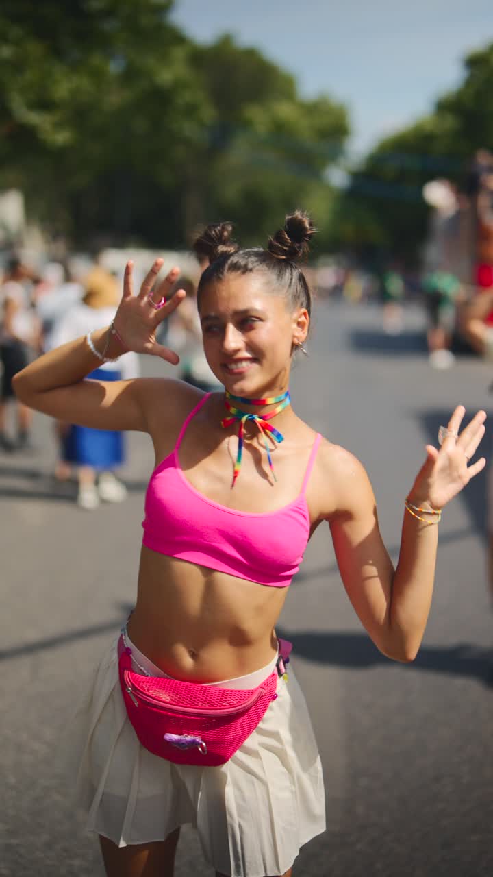 Donna felice che celebra la Parata del Pride