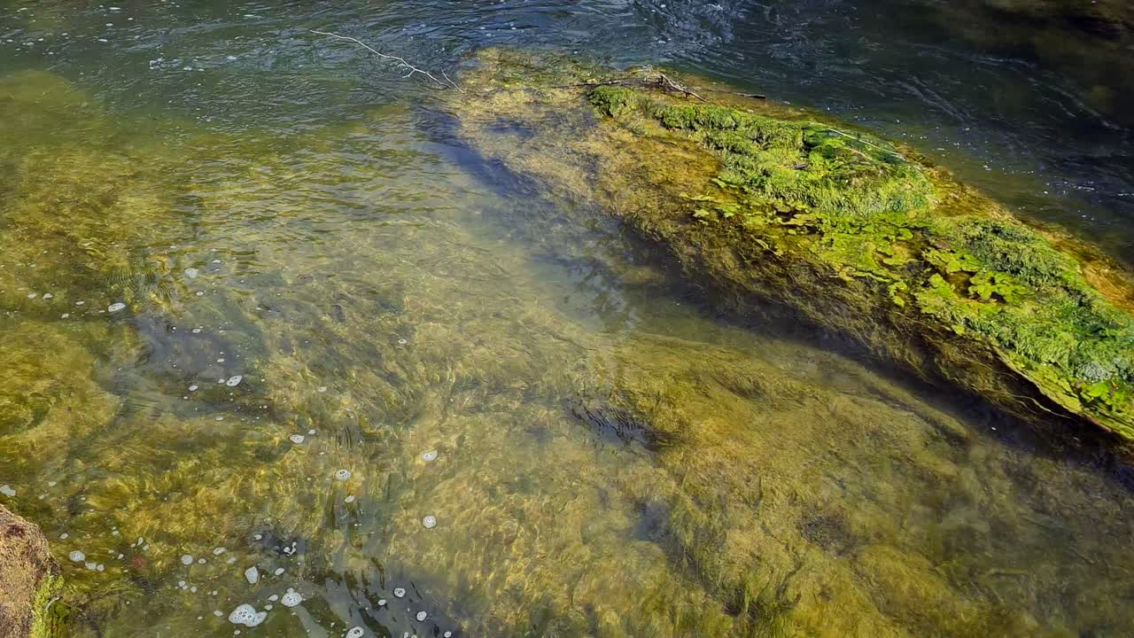 La bellissima cascata di Caramy in Francia