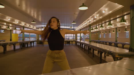 joven bailarina contemporánea en el mercado urbano después de horas