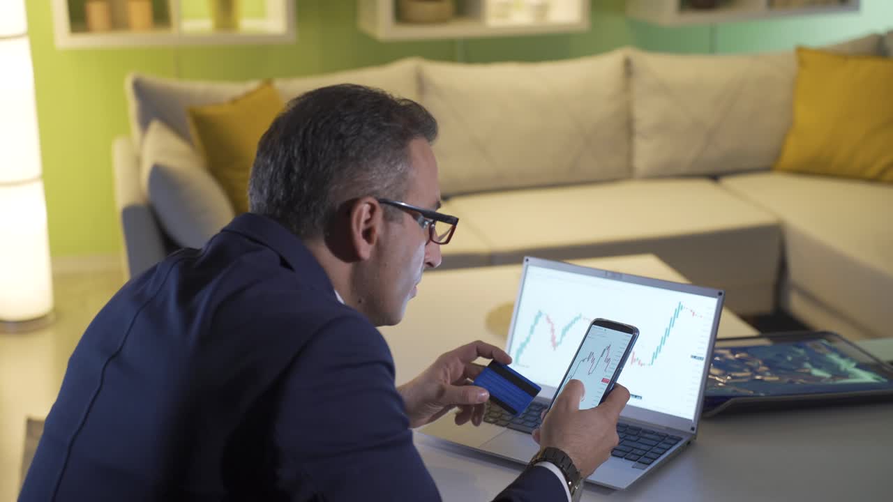 el inversor de acciones deposita dinero en el mercado de valores con tarjeta de crédito.