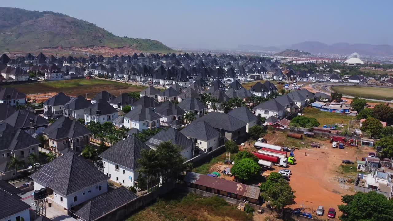 Toàn cảnh đẹp từ trên cao một khu dân cư ngoại ô mới xây với những ngôi nhà sang trọng ở Abuja, Nigeria.