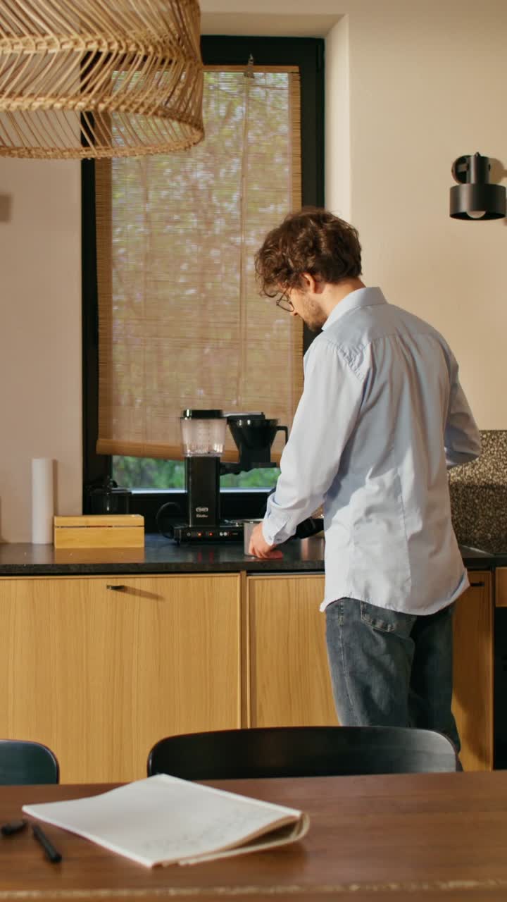 hombre haciendo café en una cocina moderna
