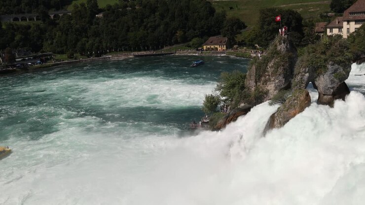 Panoramica aerea delle cascate del Reno