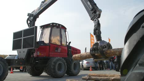 log loader operating