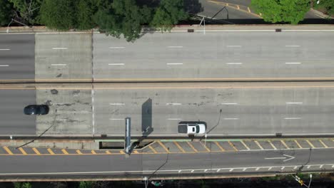largo clip de drone suave del tráfico de la carretera en nyc