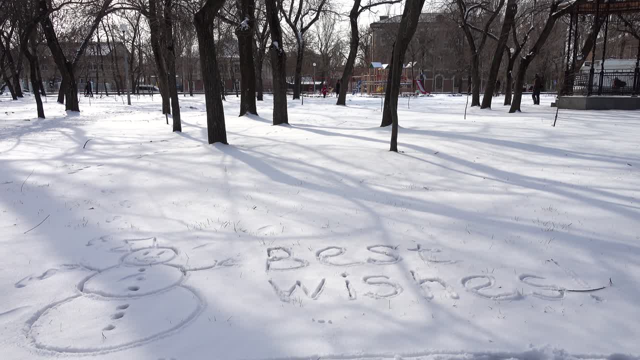 La scritta auguri sulla neve