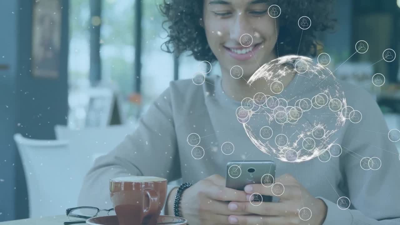 animación de iconos digitales y globo sobre hombre biracial usando teléfono inteligente