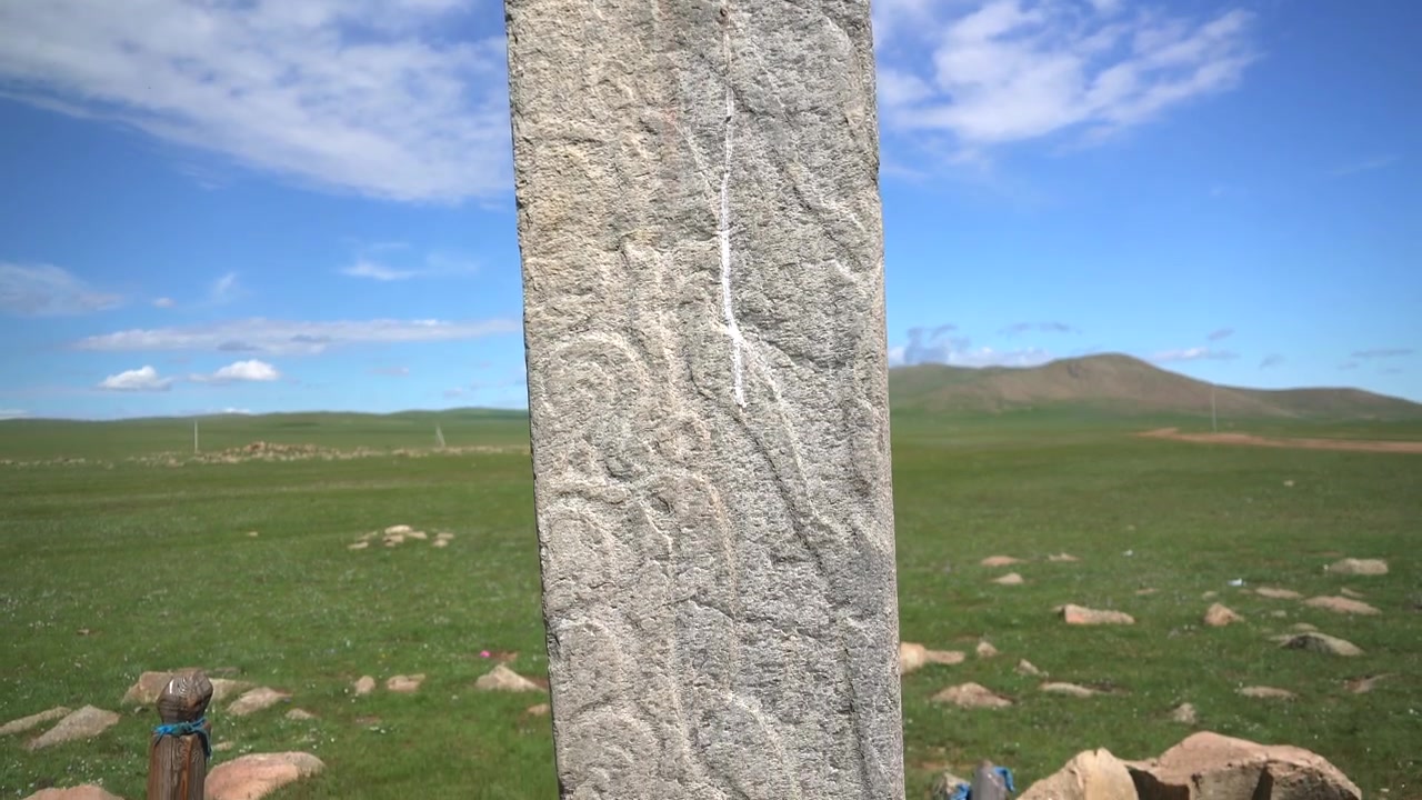 Muinainen kivisteela kaiverruksin Mongolian arolla