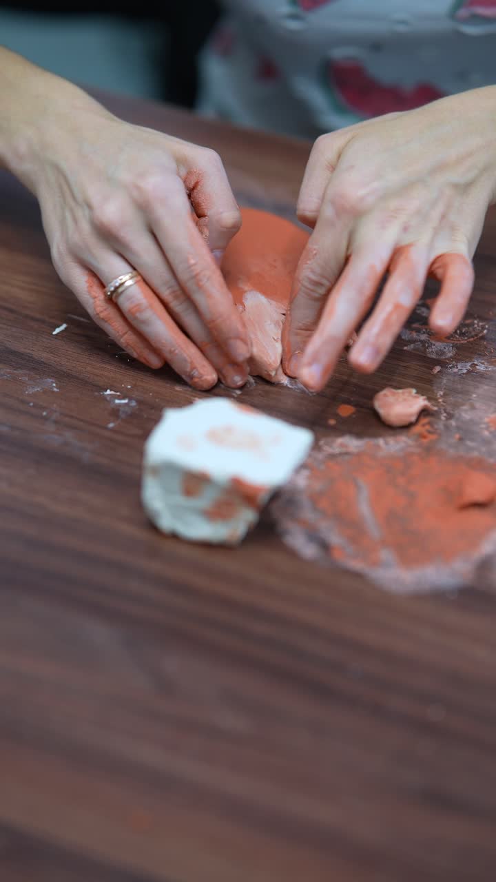 점토 로 조각 하는 여자