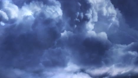 tormenta, nubes azul oscuro en el cielo