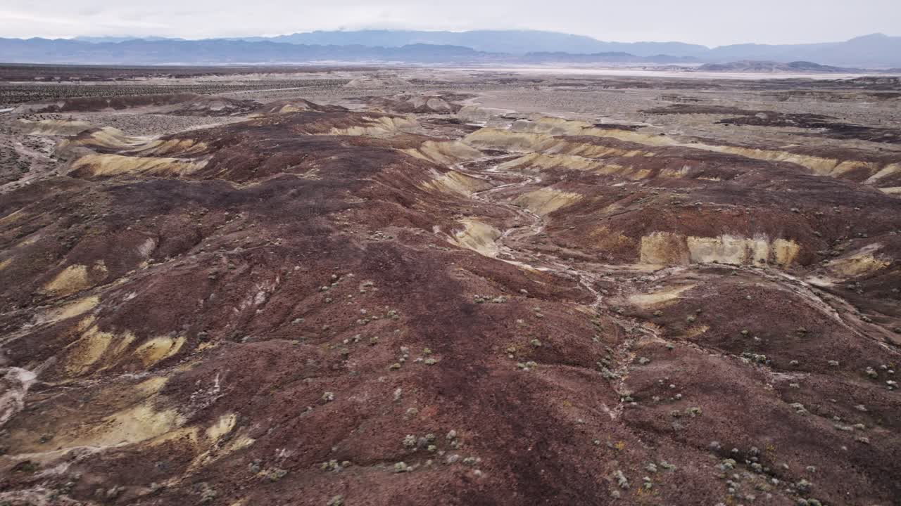 Veduta aerea con drone di un vasto paesaggio desertico roccioso in California con un terreno spettacolare