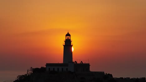 Faro-De-Formentor-Contra-Un-Soleado-Cielo-Naranja-Dorado,-Mallorca