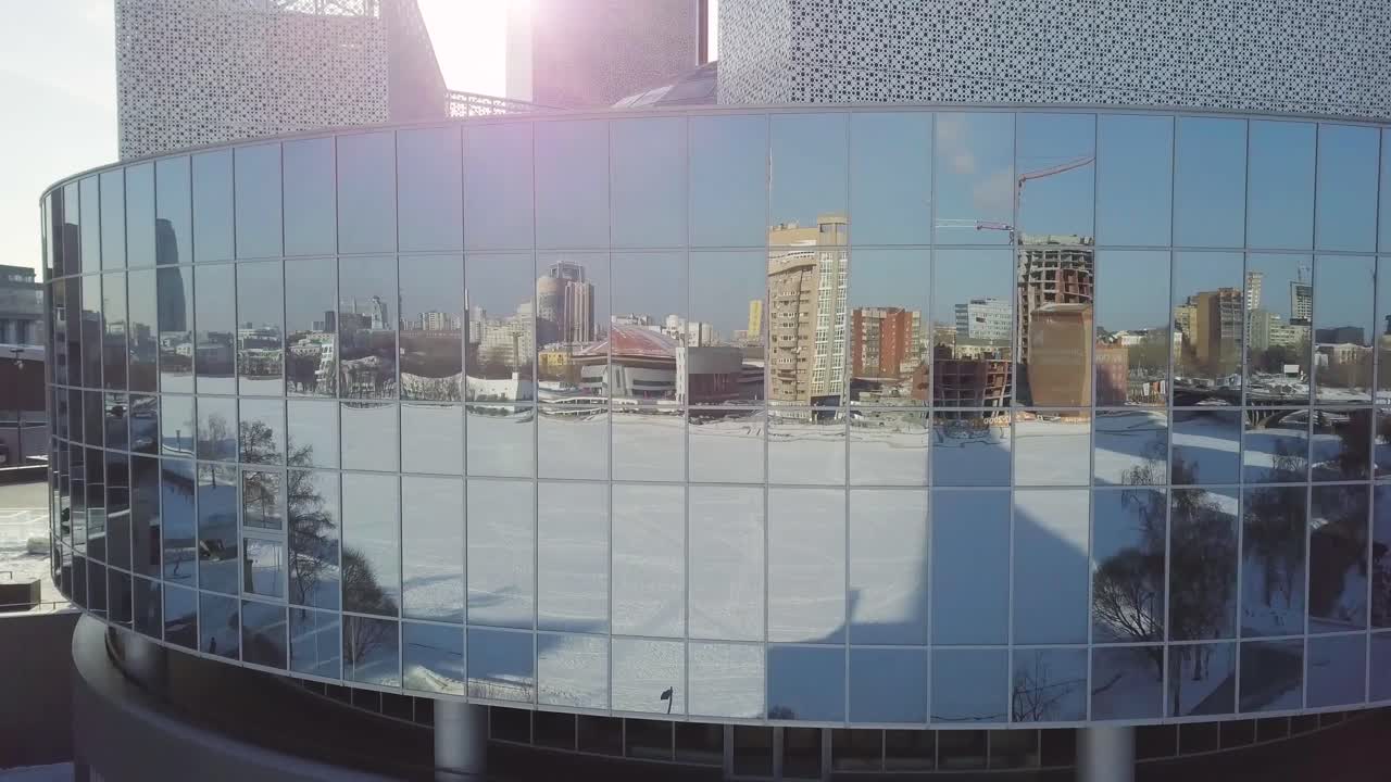 edificio moderno que refleja el paisaje urbano en invierno