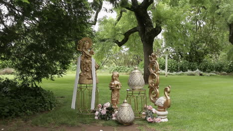 hermosa decoración para una ceremonia de boda india tradicional al aire libre