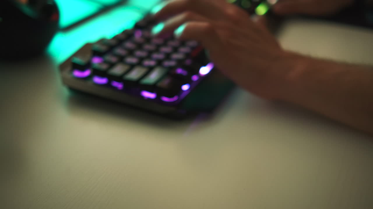 jugador escribiendo en el teclado rgb