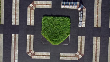 moderno cuadrado objetivo cementerio camino diseño vista aérea artístico jardín de descanso cementerio lento aumento de arriba hacia abajo