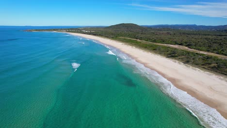 Arena-Blanca-Y-Aguas-Turquesas-De-Maggies-Beach,-Cabarita,-Ríos-Del-Norte,-Tweed-Shire,-Bogangar,-Nueva-Gales-Del-Sur,-Australia,-Retroceso-Aéreo